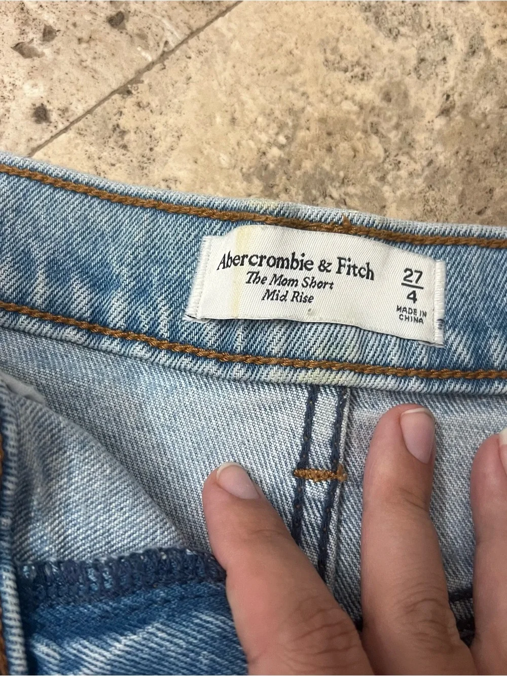 Abercrombie & Fitch The Mom Short Mid Rise size 27/4 Light Blue Distressed Denim